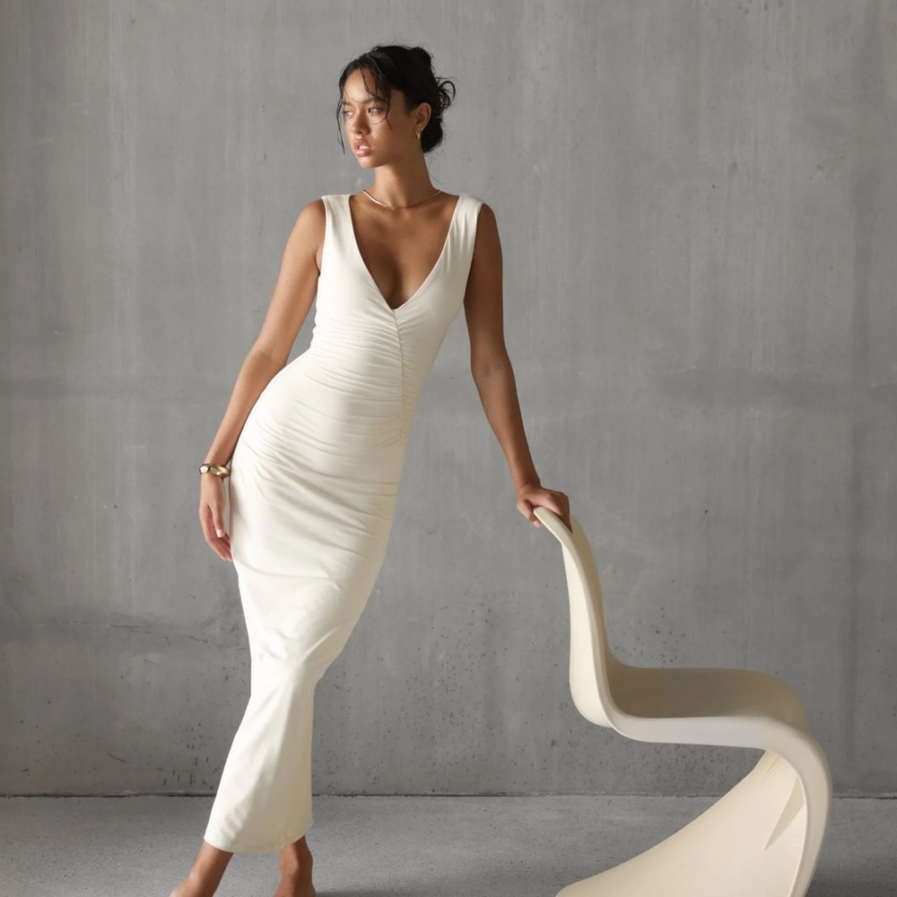 Elegant White Sleeveless Dress